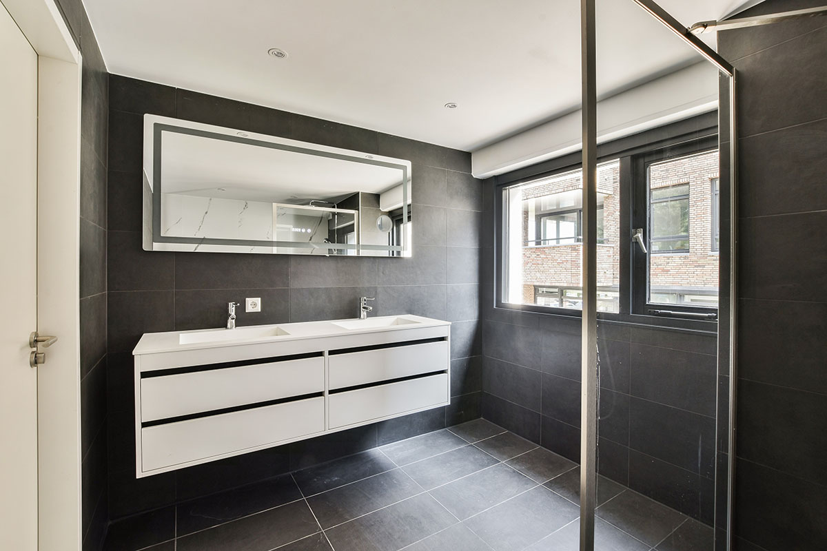Small bathroom? Big style! Floor tile ideas that work wonders